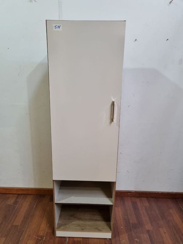 Mueble Vertical con Puerta y Estantes Abiertos