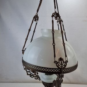 Lote siguiente: Lámpara Colgante Antigua Estilo con Tulipa Opalina y Estructura Ornamentada