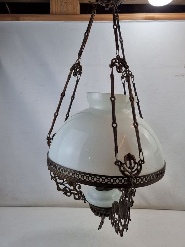 Lámpara Colgante Antigua Estilo con Tulipa Opalina y Estructura Ornamentada