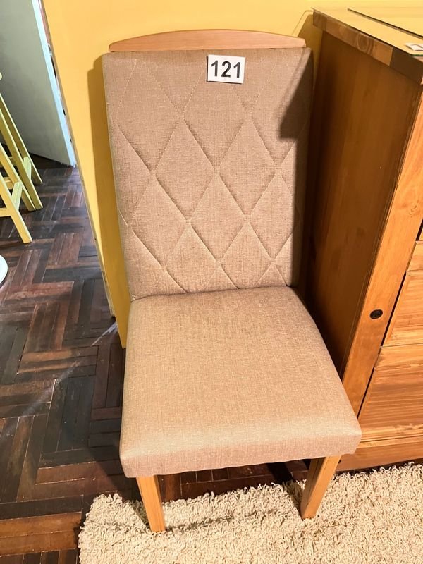 Lote siguiente: Silla Acolchonada de Madera con Cushion