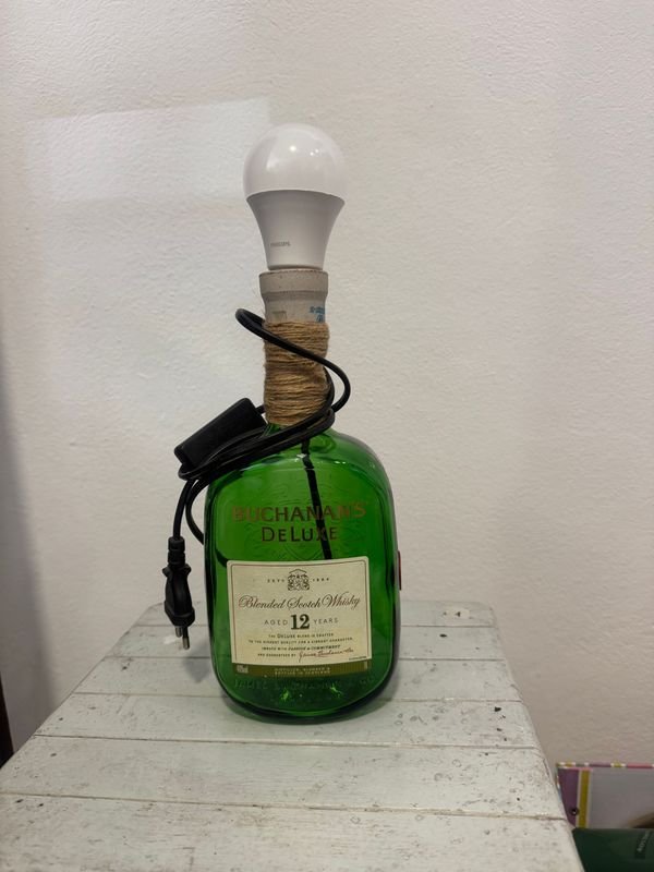 Lámpara Artesanal de Botella de Whisky Buchanans - imagen 1