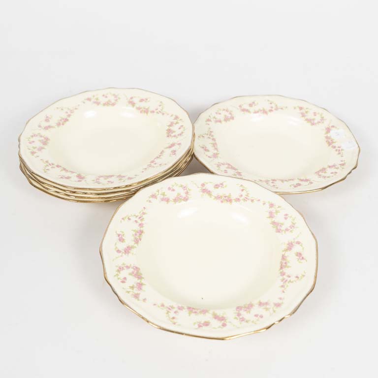 49 Piezas de loza inglesa Alfred Meakin, 18 platos llanos. Borde dorado lobulado decorado flores rosa. Tazas de café con craquel,  - Medidas: Plato llano: 23cm