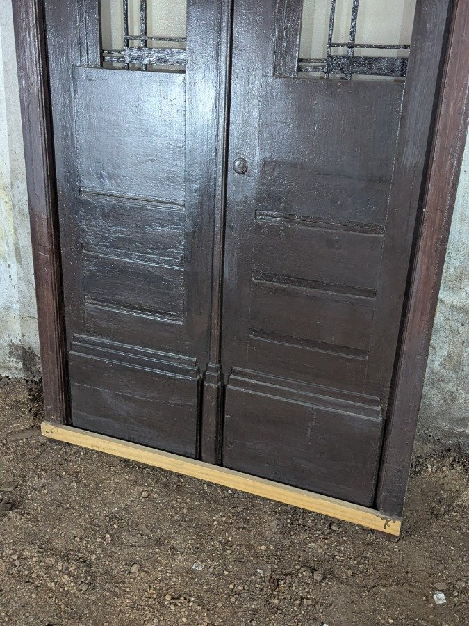 Puerta de frente antigua en cedro con reja y marco de pinotea - imagen 15