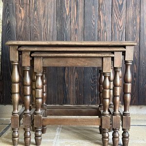 Juego de 3 mesas nido de madera con patas torneadas - imagen 9