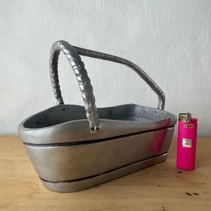 Lote siguiente: Cesta Soporte para Botella en Peltre con Asa