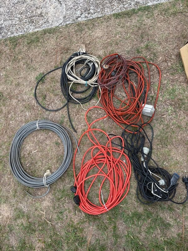 Lote anterior: Cables y extensiones de corriente en buen estado