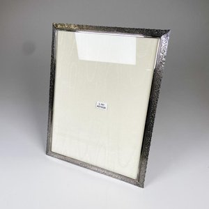 Lote anterior: Portarretratos de  metal labrado, con soporte 34 x 26 cm