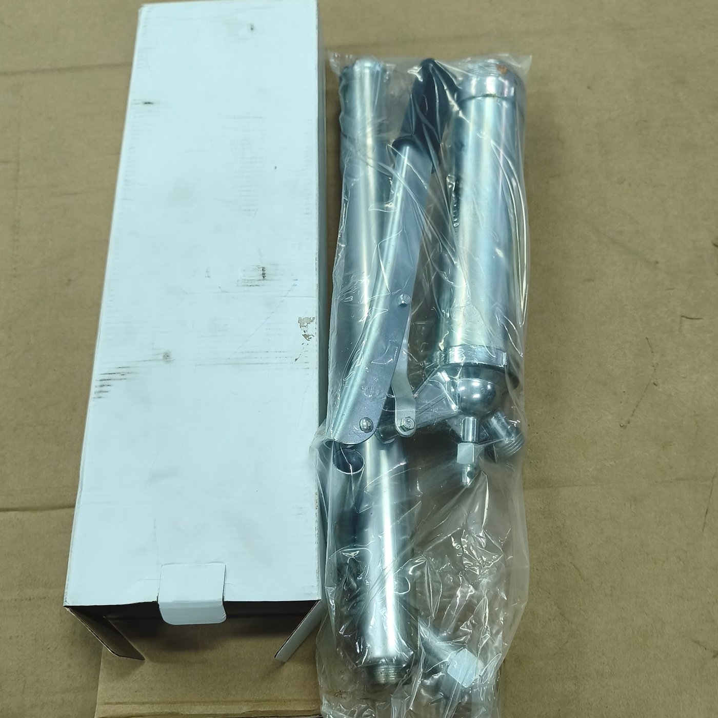 Engrasadora Manual Metálica con Accesorios para Lubricación