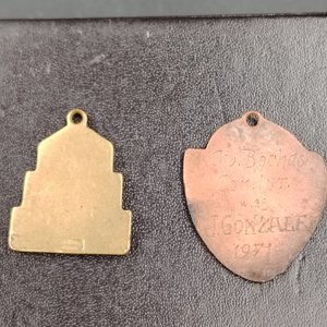 Dos Medallas Antiguas de Bochas - imagen 4