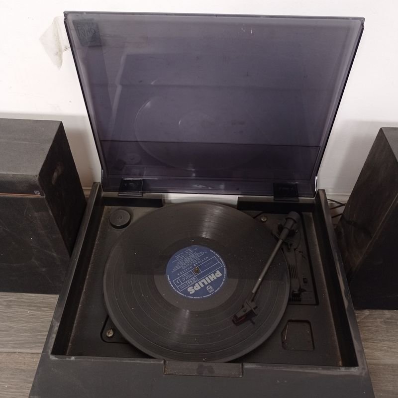 Equipo de audio Philips con parlantes en madera - imagen 2