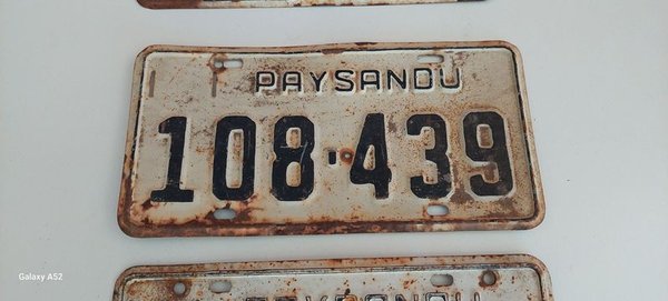 Placas de matrícula viejas con números y texto - imagen 4