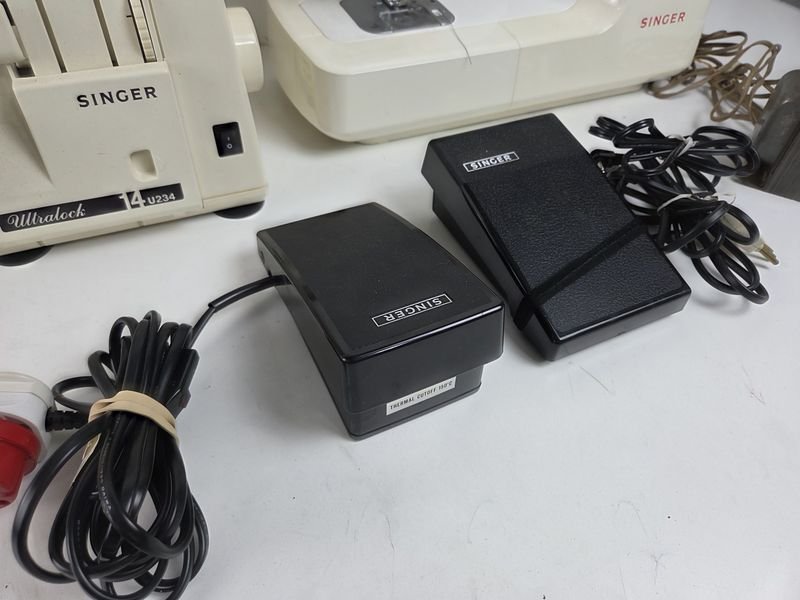 Completa máquina de coser Singer con manuales, mesa y accesorios - imagen 8