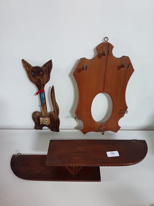 Repisas Antiguas de Madera con Diseños Decorativos