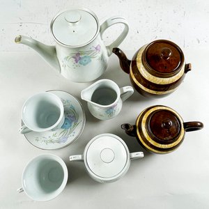 Conjunto de Vajilla Inglesa: Teteras, Lechera, Azucarero y Platillos - imagen 2