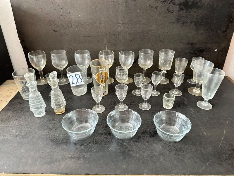 Lote de 28 Copas Variadas y 2 Aceiteros de Vidrio