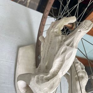 Obra de Arte: Rueda de Bicicleta con Manos Esculpidas - imagen 7