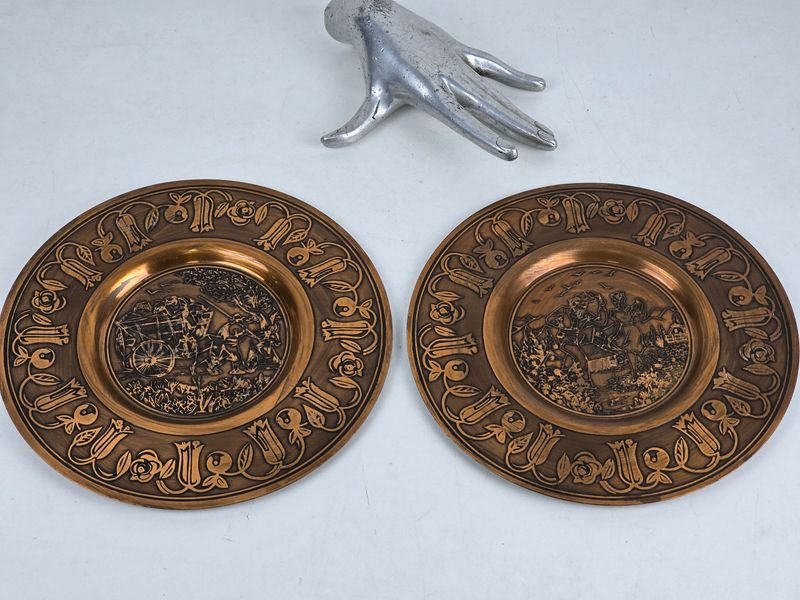 Par de Platos Decorativos Cobreados con Escenas Rurales