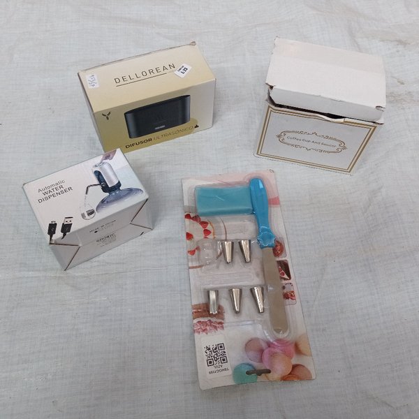 Cuatro piezas: difusor de aromas + set de repostería + taza con tapa + dispensador para bidón. - imagen 1