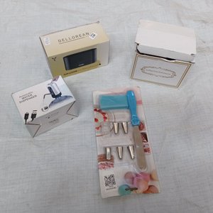 Lote siguiente: Cuatro piezas: difusor de aromas + set de repostería + taza con tapa + dispensador para bidón.