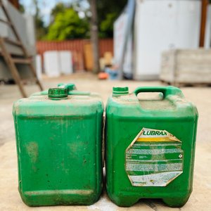 Lote siguiente: Dos Bidones de Lubricante Lubrax para Camión