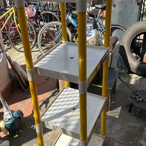 Lote siguiente: Exhibidor Estantería Metálica Amarilla y Blanca