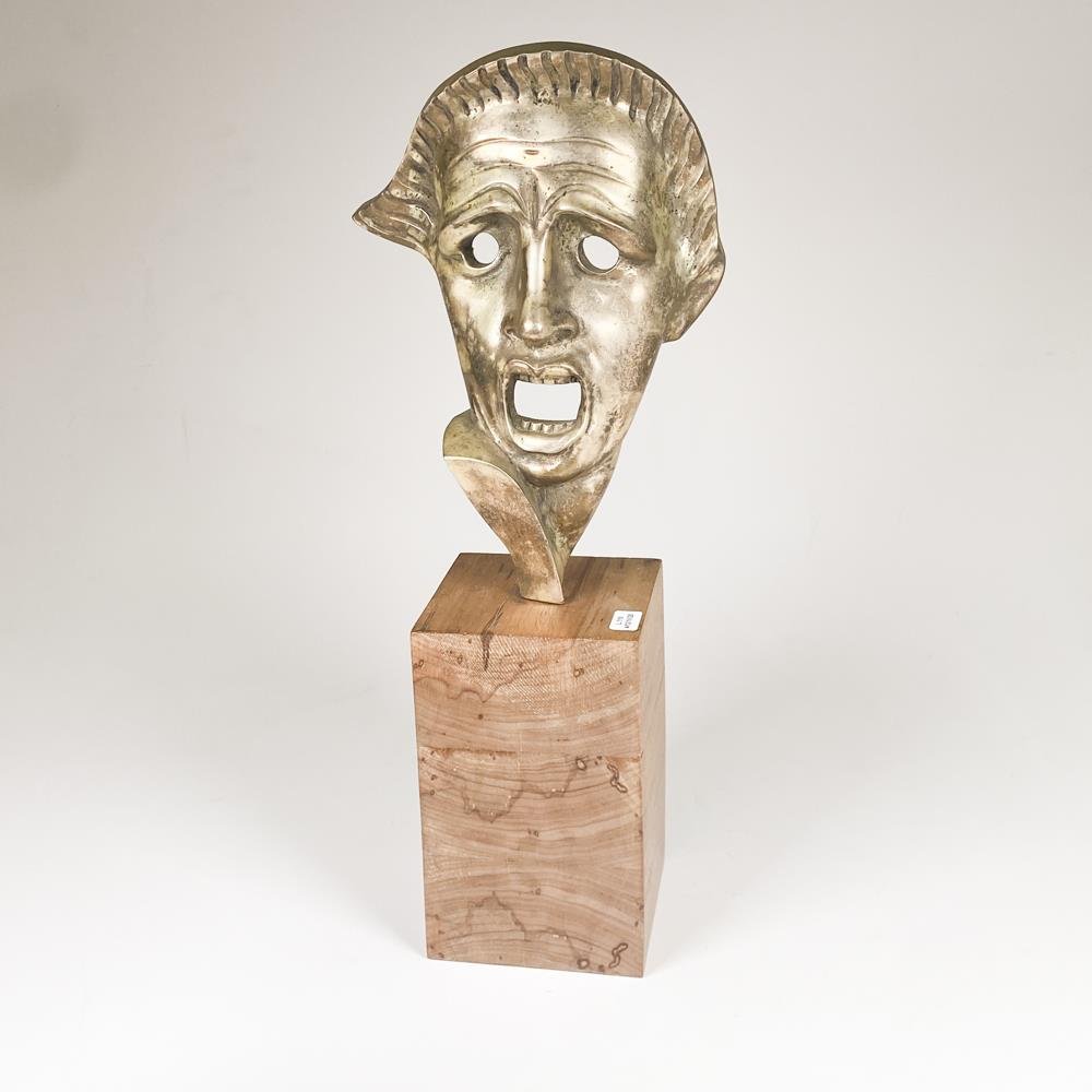 Máscara de Teatro Antigua en Bronce Plateado sobre Base de Madera