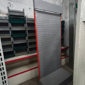Exhibidor Metálico Gris con Detalles Rojos y Cabecera - imagen 2