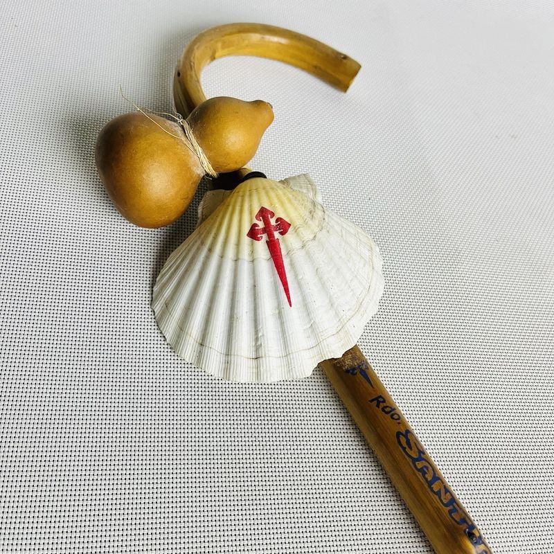 Lote anterior: Bastón de madera artesanal con concha