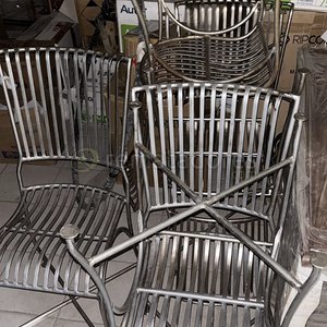 Lote siguiente: Juego de Sillas de Metal Estilo Moderno