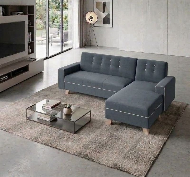 Sofá Chaise Longue Gris con Detalles Blancos