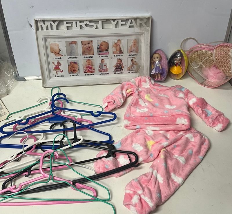 Lote de Ropa de Bebé Rosada, Portaretrato "My First Year" y Accesorios