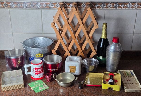 Lote de Piezas de Licorería Vintage: Cubo Corona, Shaker, Copas y Más - imagen 1