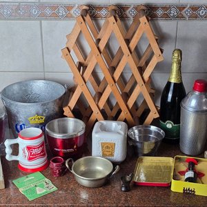 Lote siguiente: Lote de Piezas de Licorería Vintage: Cubo Corona, Shaker, Copas y Más