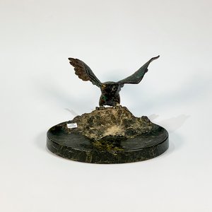 Centro de mesa oval en granito negro con escultura de águila en bronce - imagen 1