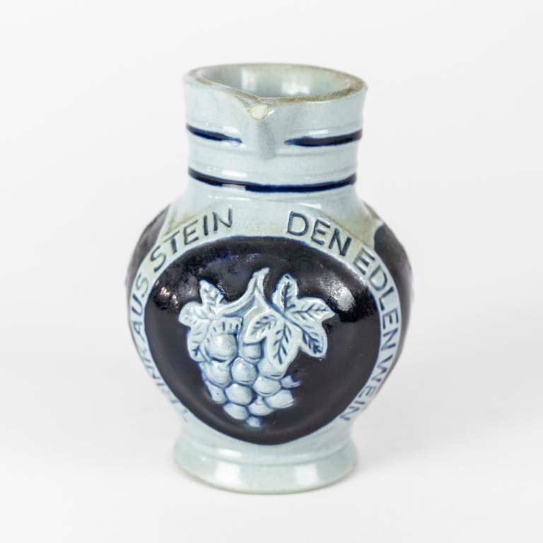 Jarra de vino de gres azul y blanca - imagen 1