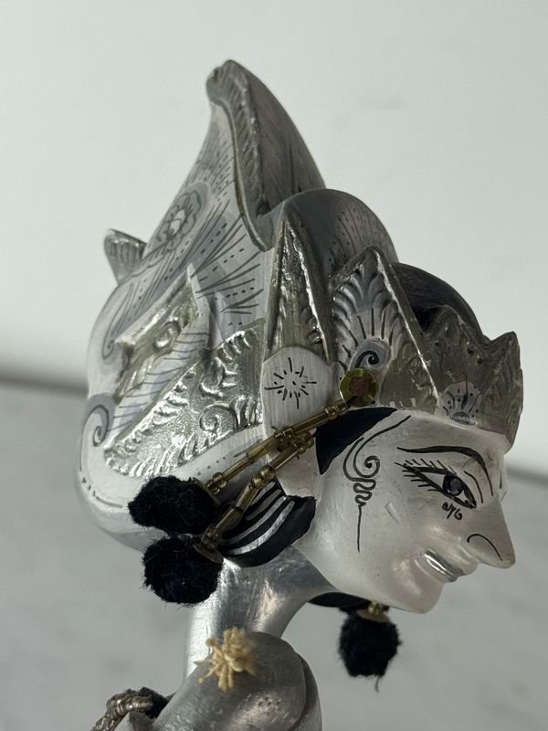 Marioneta en madera con detalles de plata y oro - imagen 9