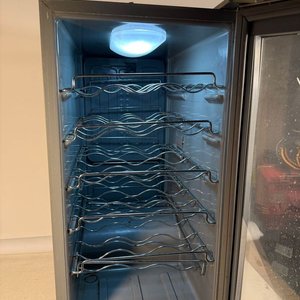 Heladera Vertical para Vinos de Origen Americano 110V - imagen 3