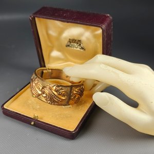 Pulsera Enchapada con Estuche y Apliques en Relieve - imagen 9