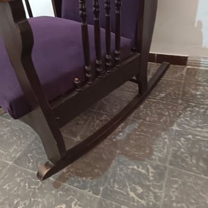 Sillón Mecedor de Madera con Tapizado Morado - imagen 4