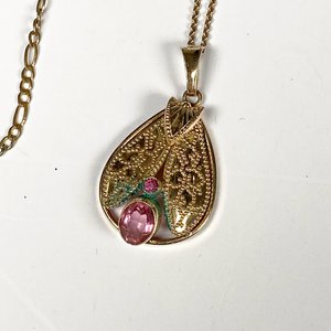 Lote de 11 Piezas de Bisutería Enchapada: Cadenas, Colgantes y Aretes - imagen 3
