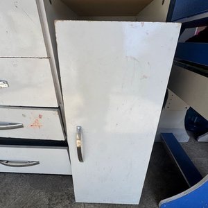 Lote siguiente: Cómoda blanca con cajones y puerta, requiere ajuste
