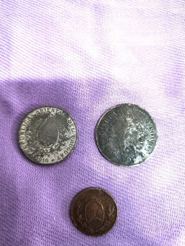 Lote de 3 Monedas Antiguas: Uruguaya 1916, Argentina y Europea Desgastada - imagen 1