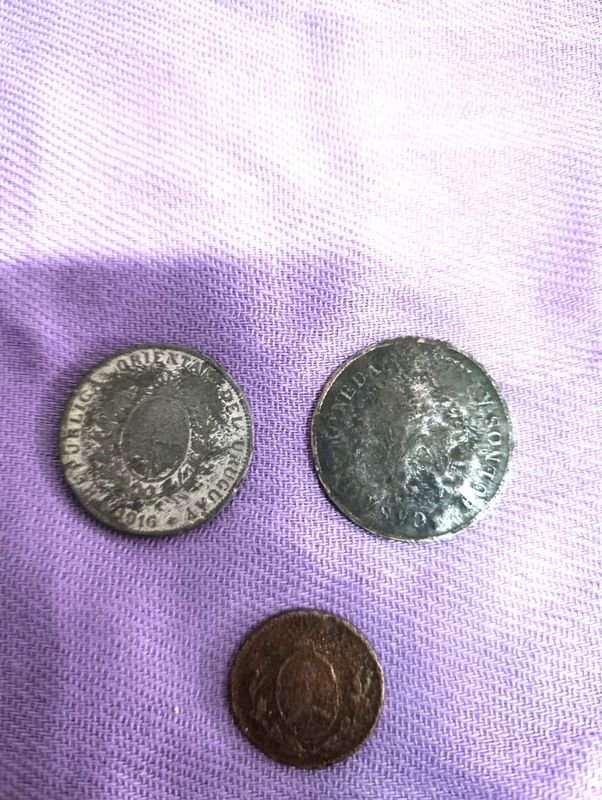 Lote de 3 Monedas Antiguas: Uruguaya 1916, Argentina y Europea Desgastada