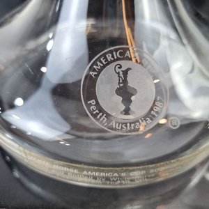 Conjunto Decantador "America's Cup Perth 1987" y Lechera de Vidrio - imagen 3