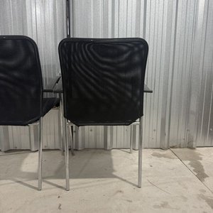 Par de Sillas de Oficina/Sala con Estructura Cromada y Tapizado Negro - imagen 6