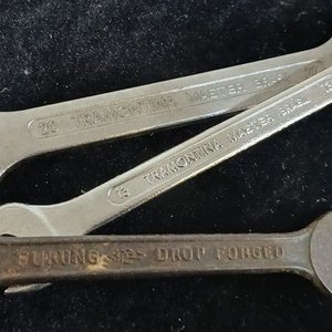Lote de Herramientas: Afilador de Mechas, Juego de Brocas para Madera y Llaves Stilson y Fijas - imagen 4
