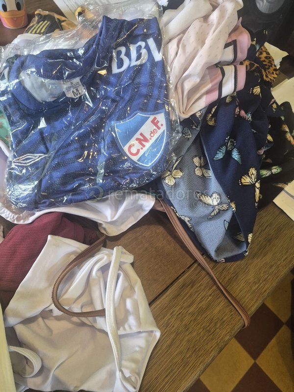 Lote de Ropa Variada: Camiseta Adidas, Camiseta de Fútbol y Prendas con Estampados - imagen 1