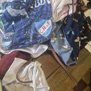 Lote de Ropa Variada: Camiseta Adidas, Camiseta de Fútbol y Prendas con Estampados - imagen 1