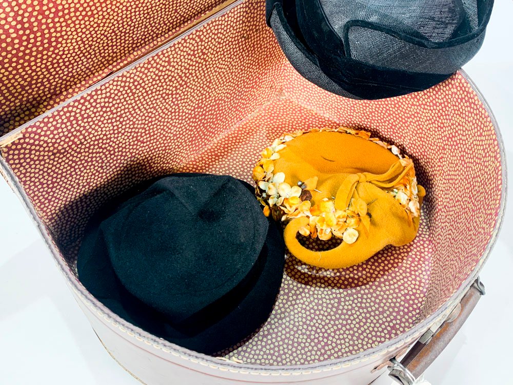 Sombrerera con sombreros y accesorios - imagen 3