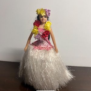 Lote siguiente: Muñeca Barbie Hawaiana con Flores y Falda de Hierba